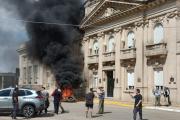 Productores inundados protestaron frente a la Municipalidad nuevejuliense
