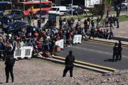 Incidentes en Mendoza: volcó un camión y los vecinos quisieron llevarse la mercadería