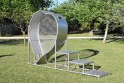 Ecología: el Polo Ambiental diseñó un corazón de hierro para recolectar tapitas