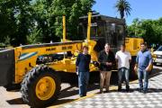 El Municipio presentó una nueva motoniveladora para recuperar caminos rurales