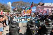 Milei suspendió un acto en Santa Fe por incidentes: hubo detenidos