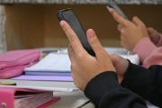 Avanza la ley que regula el uso de celulares en escuelas secundarias