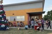 Barrio Esperanza inauguró su arbolito navideño hecho de botellas recicladas