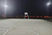 Quedó iluminado un nuevo playón multideportivo en la ciudad