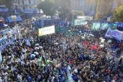 La CGT marchó a Plaza de Mayo y advirtió: “Se terminó la paciencia, Presidente”