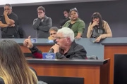Concejal libertario estalló en plena sesión contra Adorni y Milei: "Nos están cagando a todos"