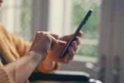 Realizan taller para que adultos mayores aprendan a usar el celular