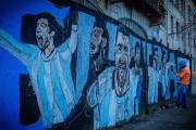 Un mural mundialista le devolvió color a un antiguo edificio céntrico