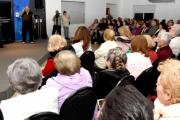 Brindan charla sobre educación financiera destinada a adultos mayores