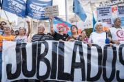 La CGT, las CTA y movimientos sociales marchan al Congreso junto a los jubilados