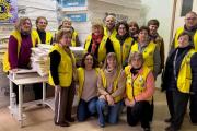 El Club de Leones entregó colchones y cubrecamas al Hogar de Ancianos