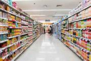 El consumo masivo volvió a caer en julio, pero moderó la baja
