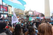 Una multitud marchó al Obelisco en defensa de la ciencia y contra el ajuste