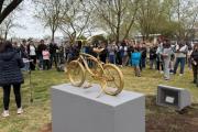 Cáncer infantil: 30 de Agosto inauguró su bicicleta dorada en el Parque Municipal