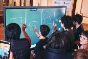 Carlos Casares incorporó pizarras interactivas tecnológicas en sus escuelas