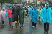 Miles de fieles caminan hacia Luján bajo la lluvia en la 52ª Peregrinación