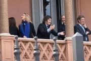 Sin Patricia Bullrich, Milei salió al balcón de la Casa Rosada a “farmear aura”