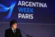 Milei anticipó en París una “bazuca de dólares” para el año electoral