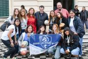 Emotivo recibimiento a la delegación local tras su actuación en Mar del Plata