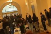 Estudiantes ingresaron a la Secretaría de Educación e hicieron una “sentada”