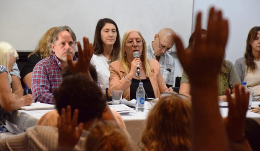 Estatales y docentes aceptaron la oferta salarial de 7% en dos tramos