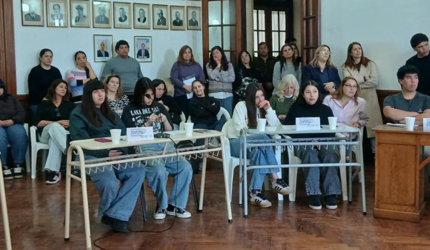Estudiantes nuevejulienses asumieron por un día el rol de concejales
